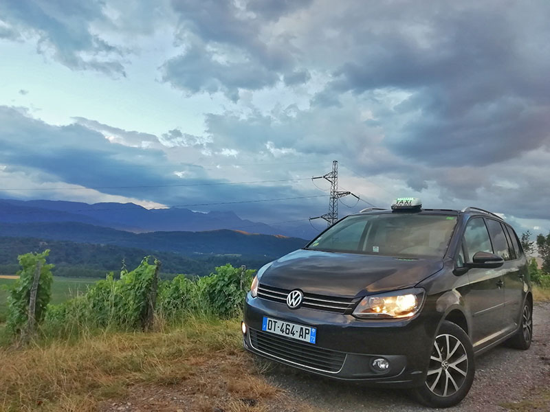 taxi en campagne paysage